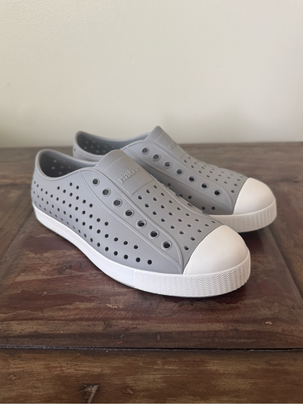 Native Jefferson grey white lightweight rubber slip on shoes unisex kids size J4